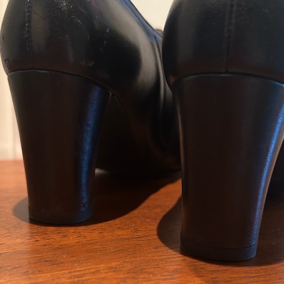 Stuart Weitzman black leather shoes. 5.5 - Picture 3 of 8